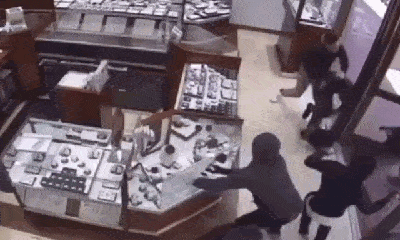 Video: Hùng hổ xông vào tiệm trang sức, 4 tên cướp bị đánh liên tiếp phải bỏ chạy