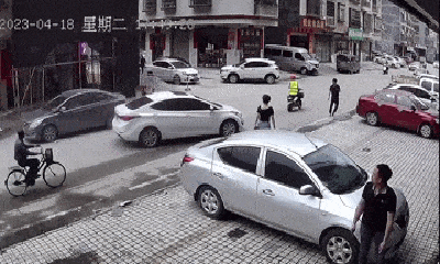 Video-Hot - Video: Nam thanh niên phản ứng nhanh như chớp, thoát nạn trong gang tấc