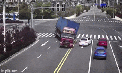 Video-Hot - Video: Thót tim cảnh container lật nghiêng khi đang di chuyển, 3 xe con thoát nạn trong gang tấc