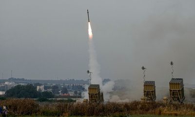 Hơn 800 quả rocket được phóng nhằm vào Israel, nạn nhân thiệt mạng đầu tiên được ghi nhận