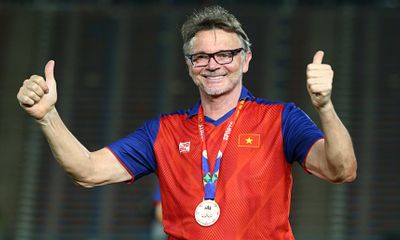 Thể thao - HLV Troussier và trợ lý tặng huy chương SEA Games 32 cho các thành viên người Việt