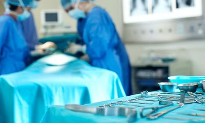 Bác sĩ Đức bị sa thải vì nhờ lao công hỗ trợ phẫu thuật