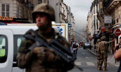 Hiện trường vụ nổ thổi bay mặt tiền nhiều tòa nhà tại thủ đô Paris