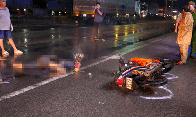 Người đàn ông đi xe máy bất ngờ mất lái, ngã xuống đường bị container cán tử vong