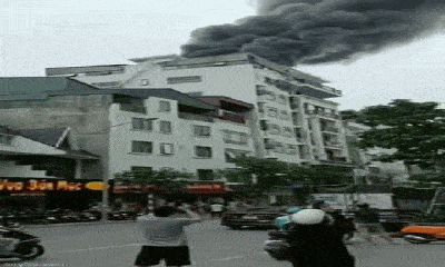 Cháy nhà cao tầng ở Hà Nội, khói đen bốc cao hàng chục mét 