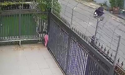 Bé gái 4 tuổi bị cửa cổng tự động chèn ép dẫn tới hôn mê