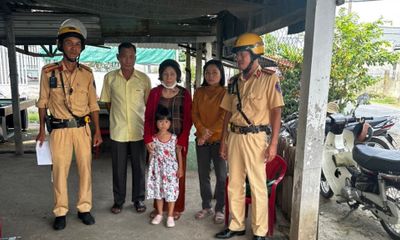 Bé gái 6 tuổi đi lạc tại TP.HCM, được CSGT chở về Long An tìm gia đình