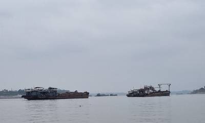 Hà Nội: Kịp thời phát hiện, xử lý tàu hút cát trái phép trên sông Hồng