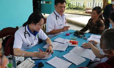 Hàng trăm người dân vùng rốn lũ Thừa Thiên - Huế được khám bệnh, cấp thuốc miễn phí