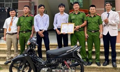 Khen thưởng nam sinh lớp 11 dũng cảm truy đuổi 10km bắt kẻ trộm xe máy 