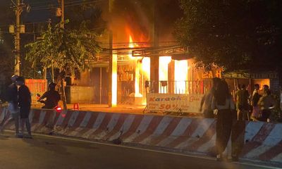 Hiện trường quán karaoke ở Bình Dương bốc cháy ngùn ngụt trong đêm