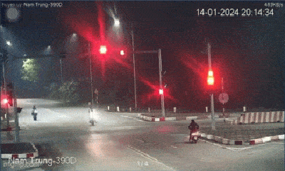 Clip: Kinh hoàng khoảnh khắc xe máy cố tình vượt đèn đỏ, bị ô tô húc văng cả chục mét