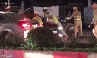 Nghệ An: Tài xế lái xe Mazda tông thẳng vào tổ CSGT rồi bỏ chạy 