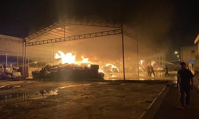 Cháy dữ dội trong công ty dệt trong Khu công nghiệp Long Giang tối 27 Tết