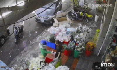 Thót tim cảnh ô tô không người lái trôi tự do, suýt tông 2 người phụ nữ ở cửa hàng hoa 