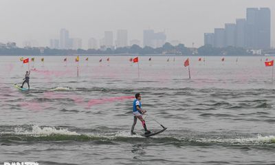 Hà Nội cho phép bay khinh khí cầu, tập golf, lướt ván trên mặt nước hồ Tây