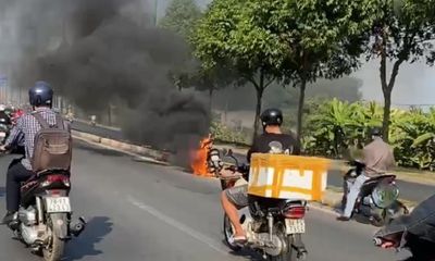 Xe máy bốc cháy ngùn ngụt, khói đen bao phủ 1 đoạn đại lộ Phạm Văn Đồng