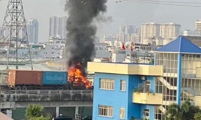 Xe container cháy dữ dội ở cầu Phú Mỹ, giao thông khu vực tê liệt