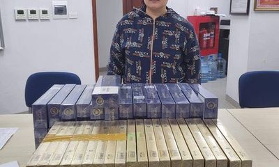Bắt “nữ quái” giao bán 1.600 bao thuốc lá nhập lậu trên phố Hàng Mắm