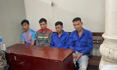 Tóm gọn nhóm công nhân chuyên trộm nắp cống ở Hà Nội