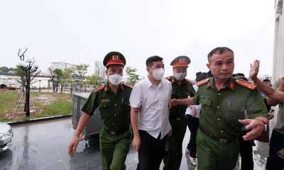 Những hình ảnh đầu tiên của cựu Đại tá Phùng Anh Lê trong cáo buộc nhận tiền “chạy án”