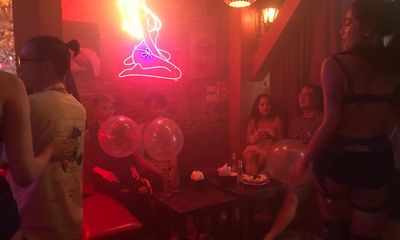 Vén màn hoạt động về đêm của ổ nhóm chuyên tuồn “khí cười” vào quán karaoke