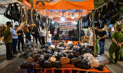 Thu giữ hàng trăm túi xách, giầy thể thao, nước hoa “hàng hiệu” tại chợ đêm giá chưa tới 200.000 đồng
