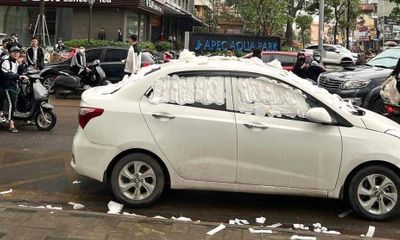 Bắc Giang: Xe ô tô 5 chỗ bị dán băng vệ sinh khắp xe 