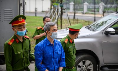 Cựu Giám đốc Bệnh viện Tim Hà Nội Nguyễn Quang Tuấn tóc bạc trắng trong ngày đầu xét xử