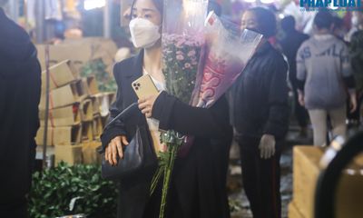 Sát ngày 20/10, chợ hoa lớn nhất Hà Nội không còn cảnh chen chúc như mọi năm