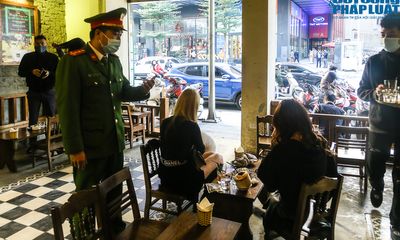 Quận Đống Đa: Lực lượng chức năng nhắc nhở, quán cafe “nháo nhác” mời khách ra về