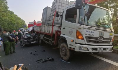 Giải cứu tài xế mắc kẹt trong xe sau vụ tai nạn trên cao tốc Cầu Giẽ - Ninh Bình