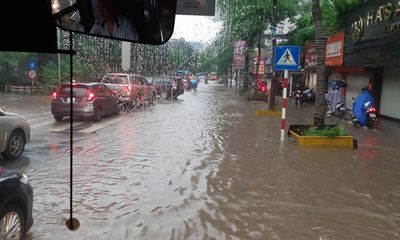 Ảnh hưởng bão số 2 gây mưa kéo dài, đường phố Hà Nội biến thành 