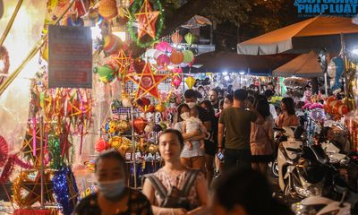 Hà Nội: Người chen người ở phố Hàng Mã chơi Trung thu sớm dịp cuối tuần 