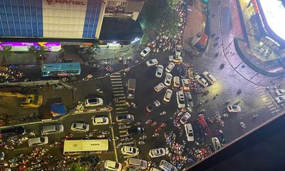 Mưa lớn do hoàn lưu bão số 4, đường phố Hà Nội ùn tắc vào giờ cao điểm
