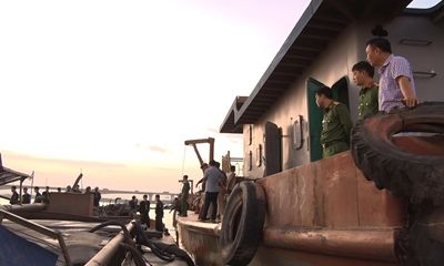 Hà Nam: Bắt giữ 3 tàu khai thác cát trái phép trên sông Hồng