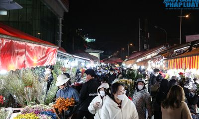 Chợ hoa Quảng An tấp nập, đông kín người ngày giáp Tết 