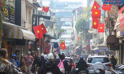 Hà Nội ngày 30 Tết: Trời hửng nắng ấm, phố phường Thủ đô rực rỡ cờ hoa