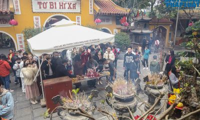 Hà Nội: Người dân thủ đô chen chân đi lễ chùa cầu bình an trong ngày mùng 1 Tết
