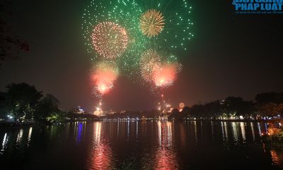 Pháo hoa rực sáng trên bầu trời Thủ đô, chào đón năm mới Quý Mão 2023