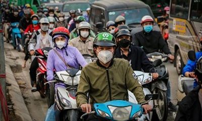 Rào chắn chiếm 2/3 đường Nguyễn Xiển, dân khốn khổ chịu cảnh ùn tắc