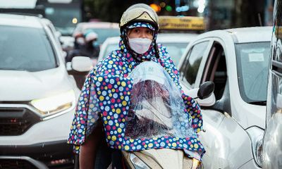 Tin trong nước - Hà Nội: Người dân co ro trong trận rét đậm, mặc nhiều áo vẫn xuýt xoa vì lạnh