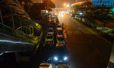 Hà Nội: Người dân thức xuyên đêm, ngao ngán vì xếp hàng dài chờ đăng kiểm ô tô
