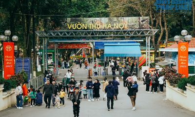 Hà Nội: Người dân kéo nhau tới công viên vui chơi dịp Tết Nguyên đán 2023