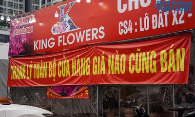 Hà Nội: Ế khách mua sắm, chợ hoa siêu giảm giá ngày 30 Tết