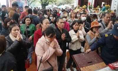 Hà Nội: Phủ Tây Hồ đón hàng nghìn người dịp Rằm tháng Giêng