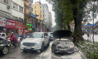 Hà Nội: Xác định nguyên nhân cháy xe ô tô hiệu Audi trên đường Láng