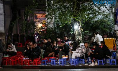Hà Nội: Hàng quán tận dụng vỉa hè làm nơi kinh doanh