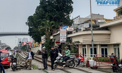 Quận Đống Đa: Lộn xộn giao thông ở cổng bệnh viện Bạch Mai, xe máy để tràn vỉa hè nhiều tuyến phố