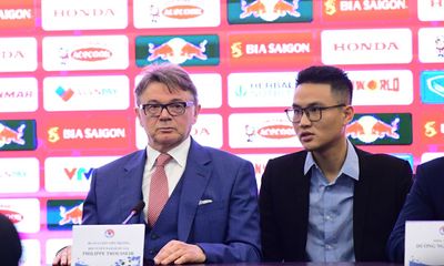HLV Troussier nói gì về tình hình của Quang Hải tại Pau FC?